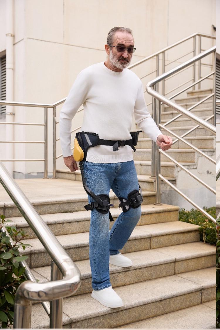 Man loopt een trap af met een heup-exoskelet